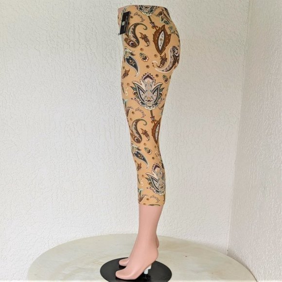 Comfy Leggings Pants - SOFT Fall Leaves Capri Leggings (NWT)